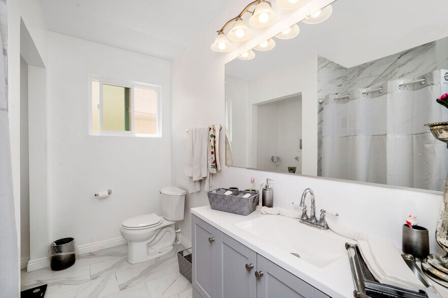 More Photos Of 1032 S Bedford St, Los Angeles Apartments For Sale