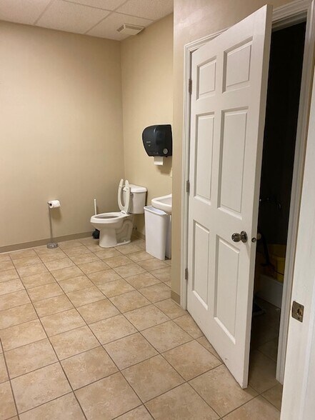 More Photos Of 3316 Navarre Ave, Oregon Storefront For Lease