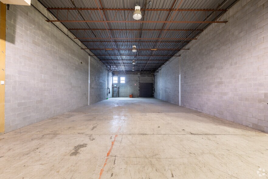 More Photos Of 1100-1240 Rue Beaulac, Montréal Showroom For Lease