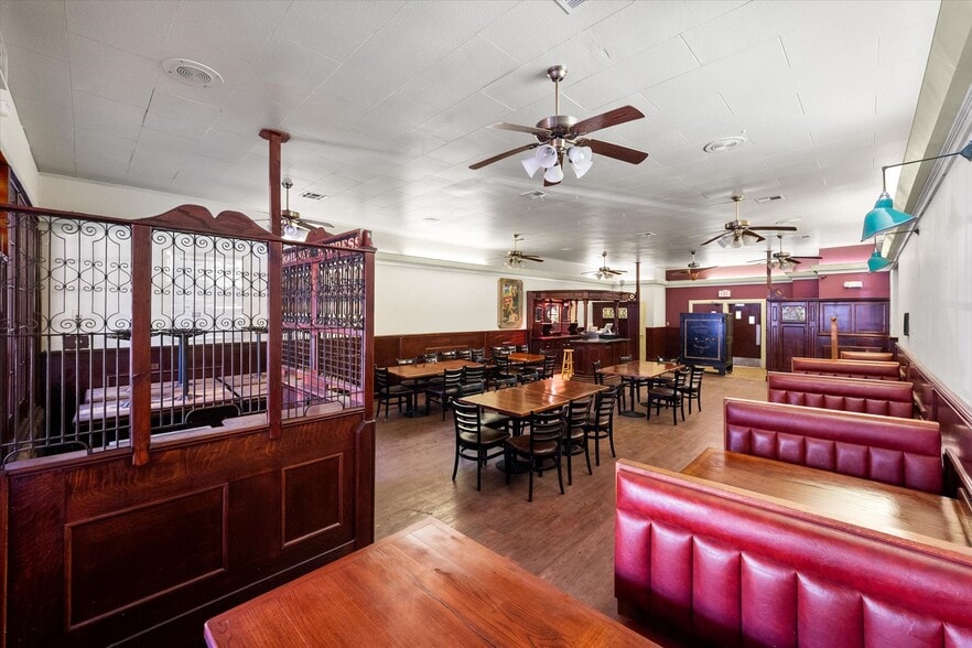 More Photos Of 107 S Beaton St, Corsicana Storefront For Sale