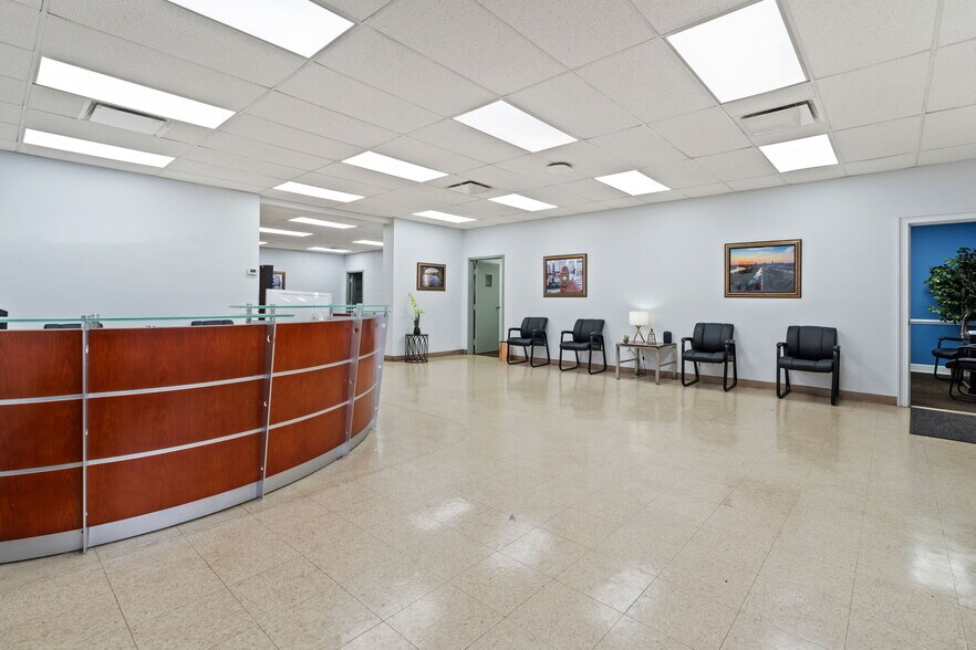 More Photos Of 1001 E 4th St, Richmond Showroom For Lease