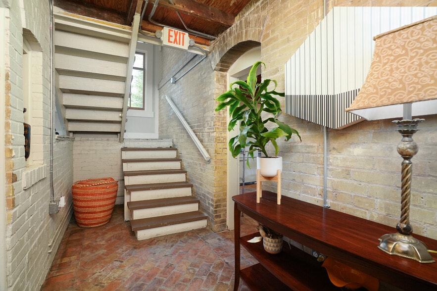 More Photos Of 411 6th St, San Antonio Office Residential For Lease