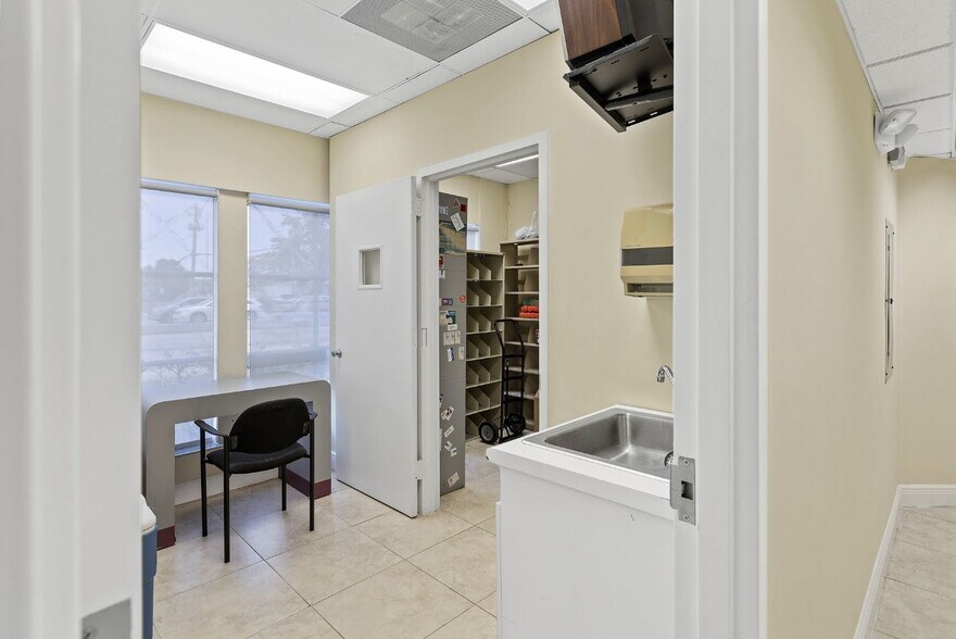 More Photos Of 100 E Commercial Blvd, Fort Lauderdale Storefront Retail Office For Lease