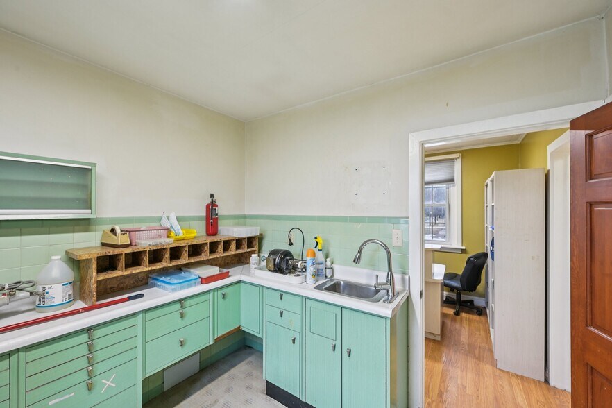 More Photos Of 306 E 4th St, Bridgeport Medical For Sale