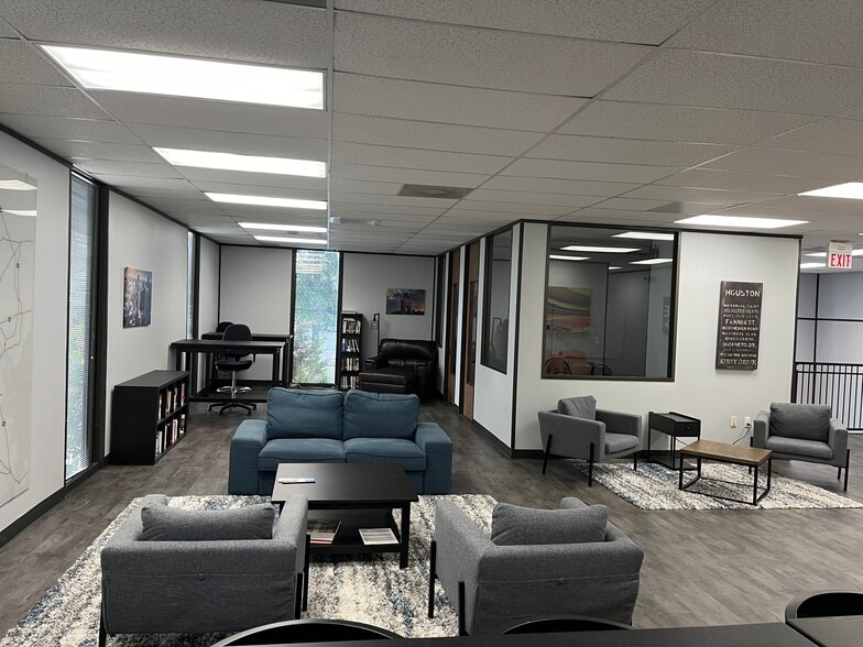 More Photos Of 2916 W TC Jester Blvd, Houston Office For Sale