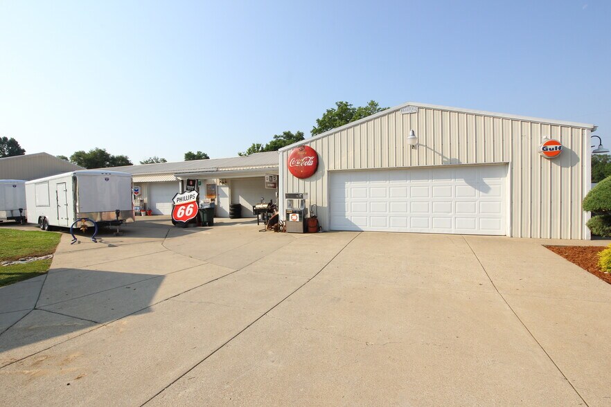 More Photos Of 3935 Blanton Ln, Louisville Garden Center For Sale