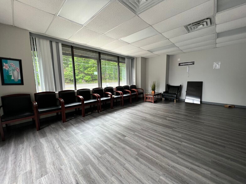 More Photos Of 2652-2690 E Main St, Bridgeport General Retail For Lease