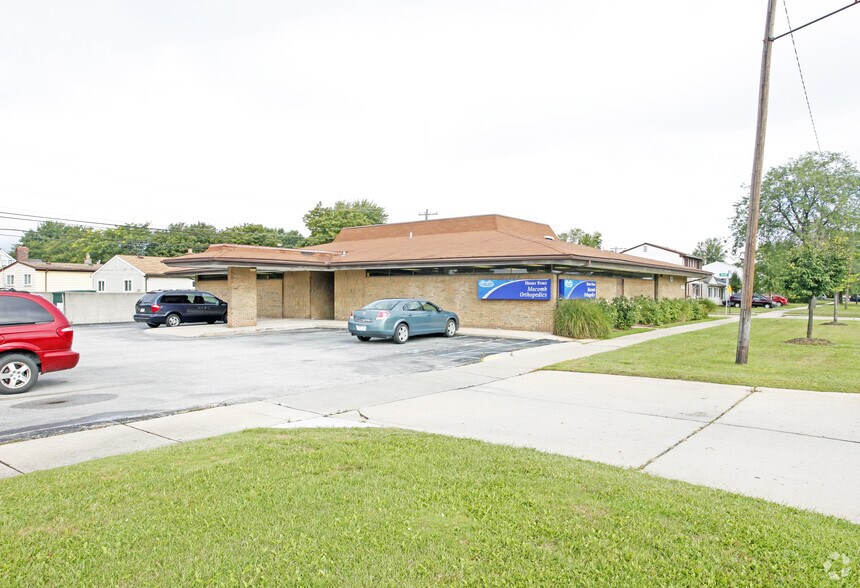 Primary Photo Of 25625-25647 Schoenherr Rd, Warren Medical For Lease