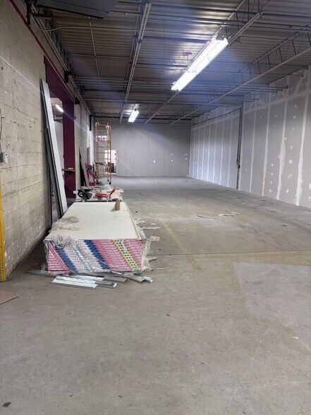 More Photos Of 605 Boul Iberville, Repentigny Flex For Lease