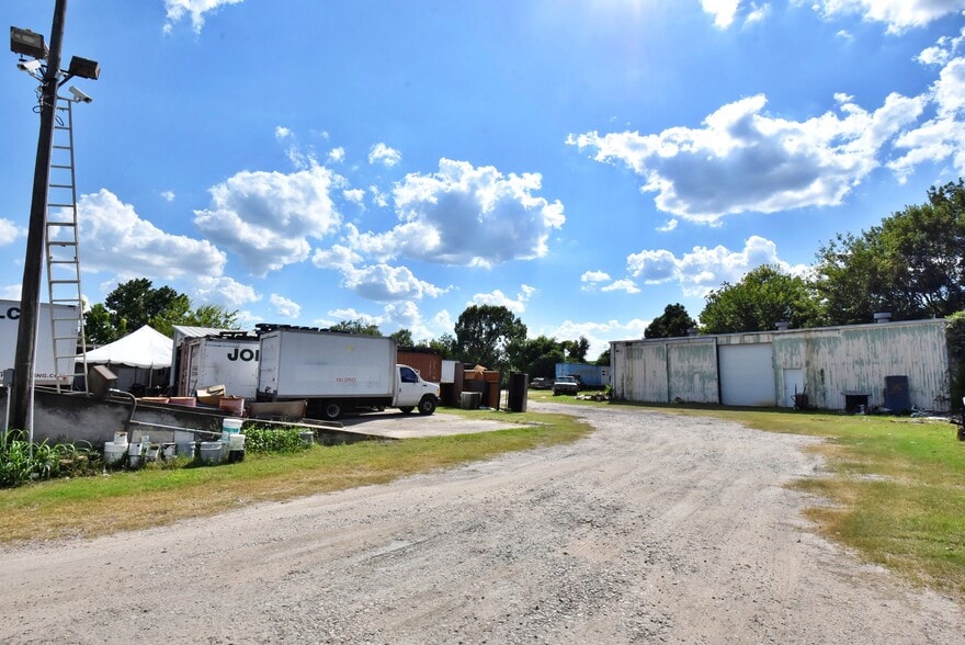 More Photos Of 1915 Sherwood Forest St, Houston Warehouse For Sale