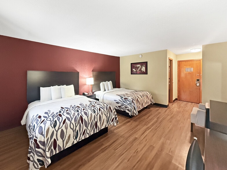 More Photos Of 5020 NE 14th St, Des Moines Hotel For Sale