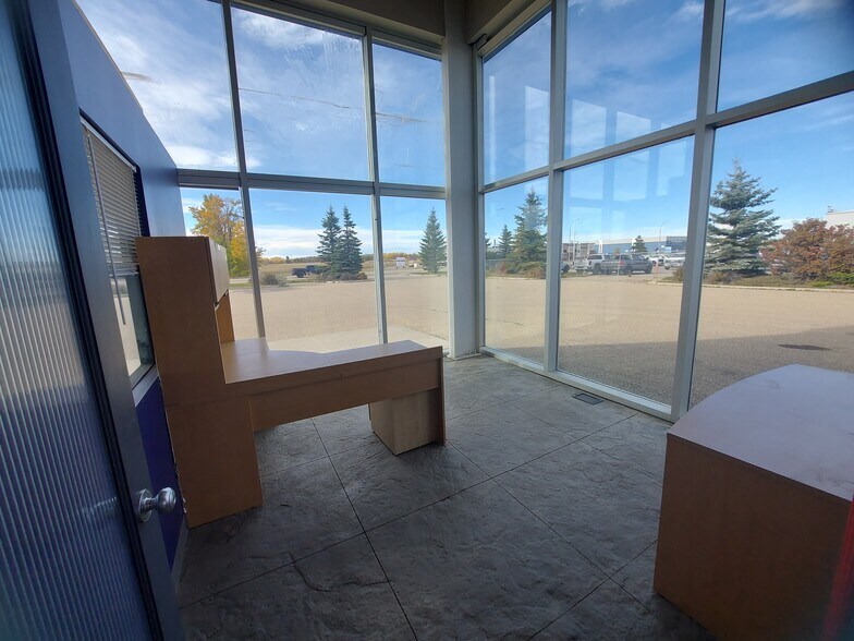 More Photos Of 342 Laura Ave, Red Deer County Auto Repair For Sale