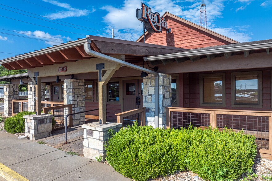 More Photos Of 3704 Faraon St, Saint Joseph Restaurant For Lease