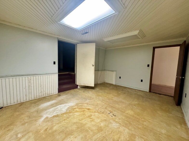 More Photos Of 868 State Route 3 and 12, Hinton Flex For Sale