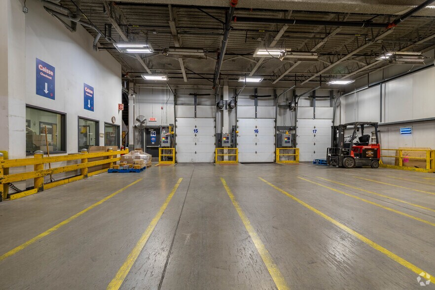 More Photos Of 10400 Renaude-Lapointe, Montréal Distribution For Sale