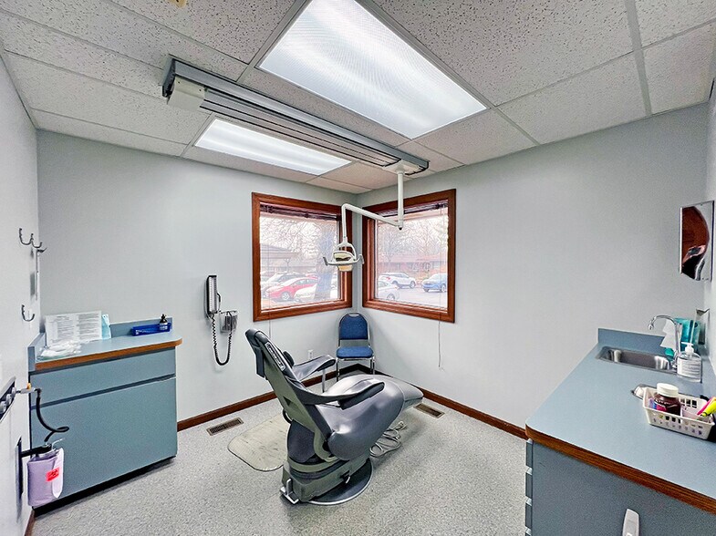 More Photos Of 2900 Frank Scott Pky W, Belleville Office For Sale