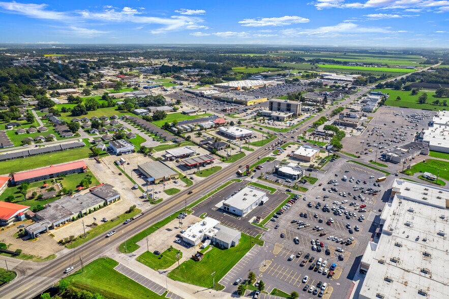 More Photos Of 900 E Admiral Doyle Dr, New Iberia Freestanding For Sale