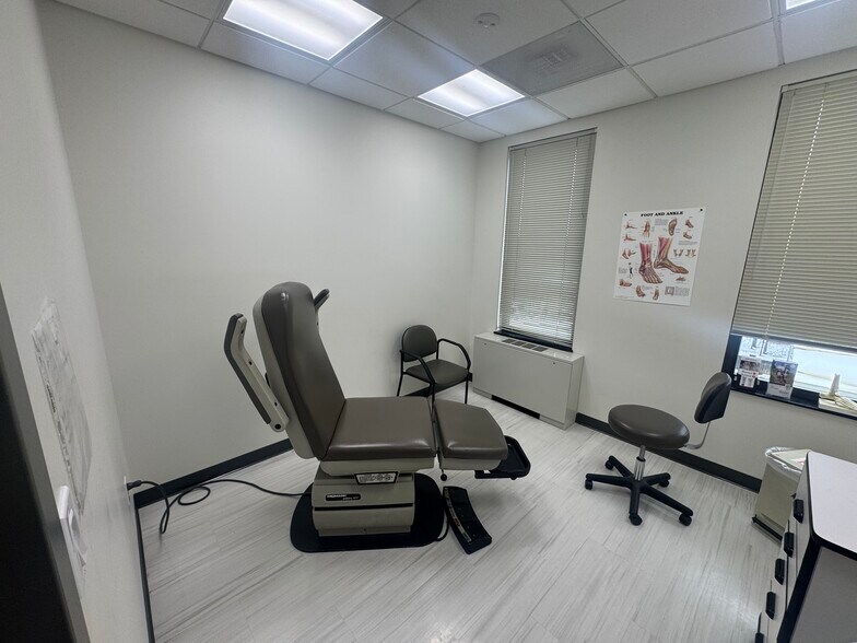 More Photos Of 4660 Kenmore Ave, Alexandria Medical For Lease