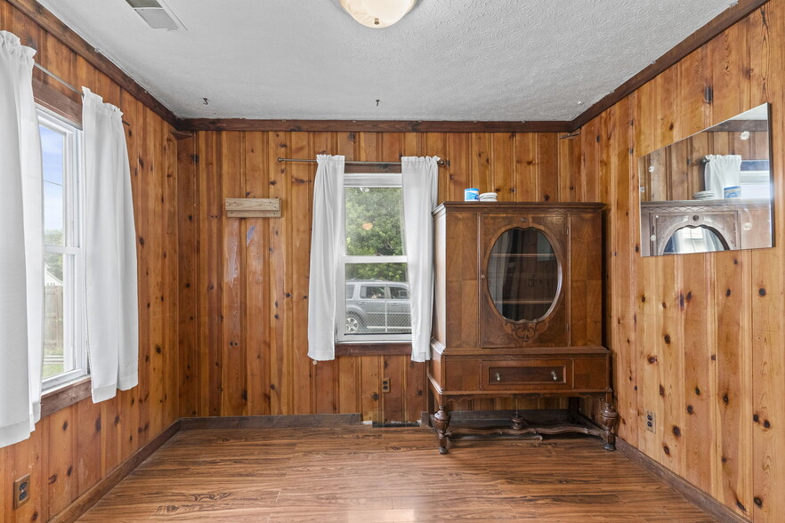 More Photos Of 305 S Ferguson St, Henryville General Retail For Sale