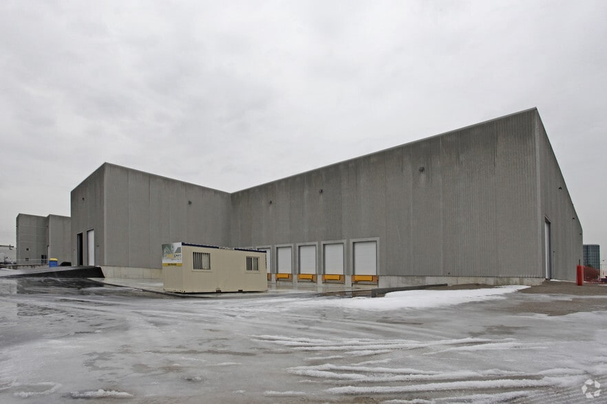 More Photos Of 105 Queens Plate Dr, Toronto Warehouse For Lease