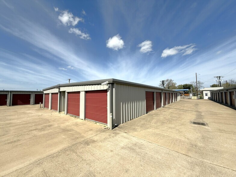 More Photos Of 801 W Brown St, Hearne Self Storage For Sale