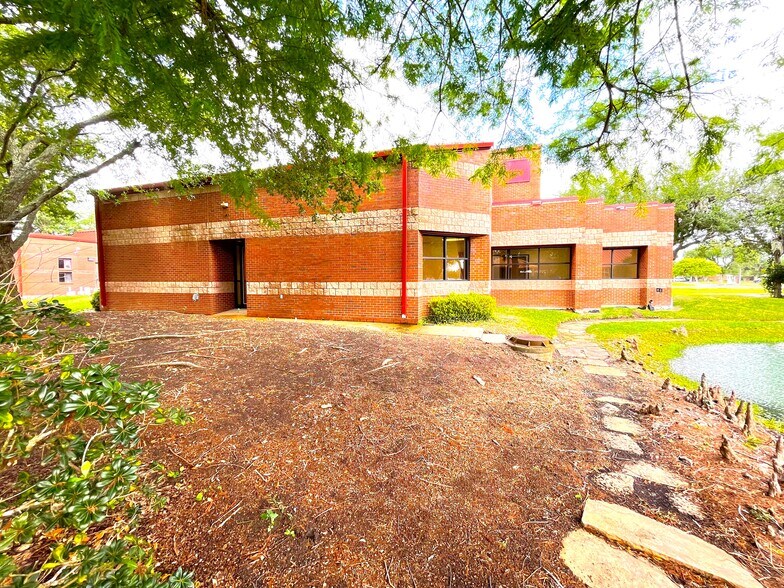 More Photos Of 215 Oak Dr S, Lake Jackson Medical For Lease