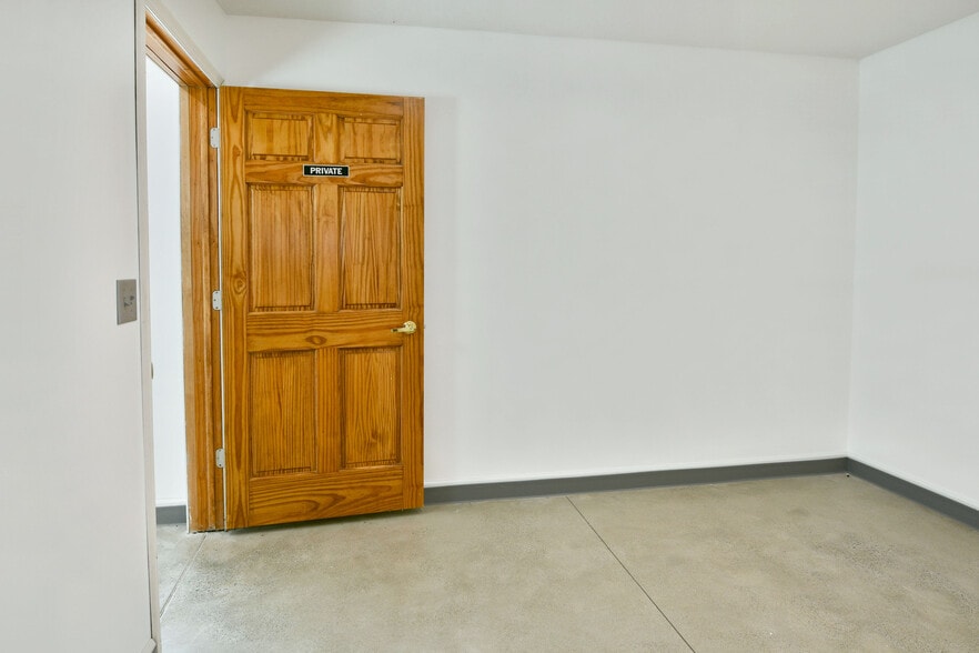 More Photos Of 3019 Parkman Rd NW, Warren Flex For Sale