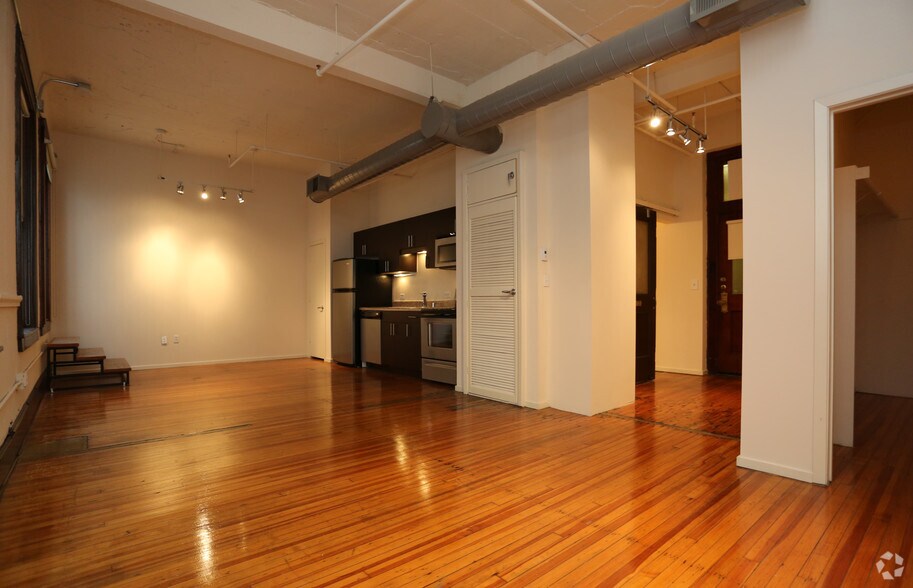 More Photos Of 1623 Main St, Dallas Apartments For Lease