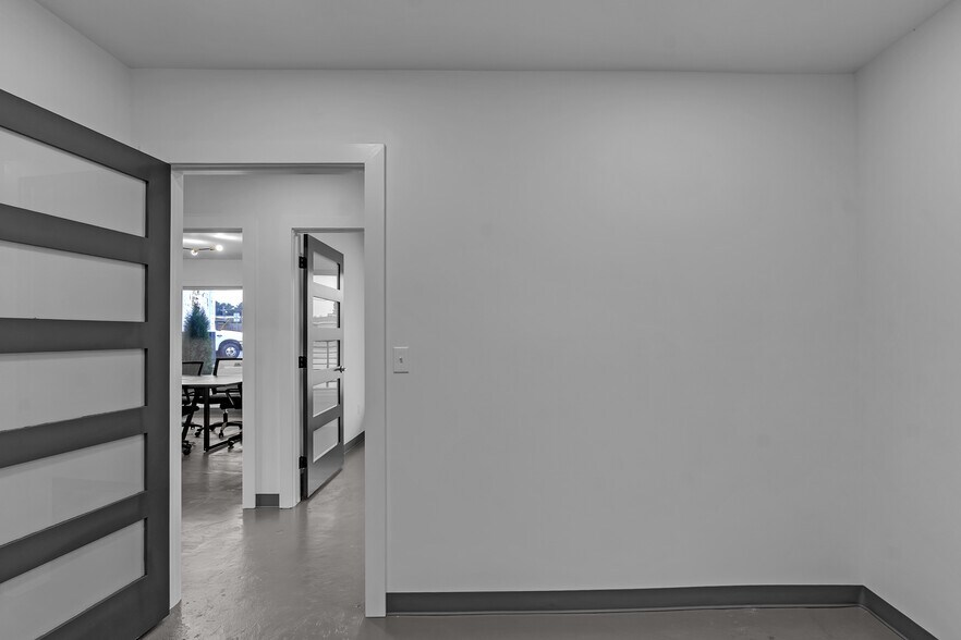 More Photos Of 836 N 1st St, Broken Arrow Coworking Space