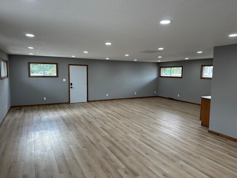 More Photos Of 1011 N 8th St, Vandalia Office For Sale