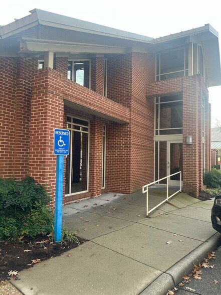 More Photos Of 9 Manhattan Sq, Hampton Medical For Lease