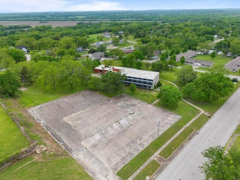 More Photos Of 810 Burke St, Fort Scott Office For Sale
