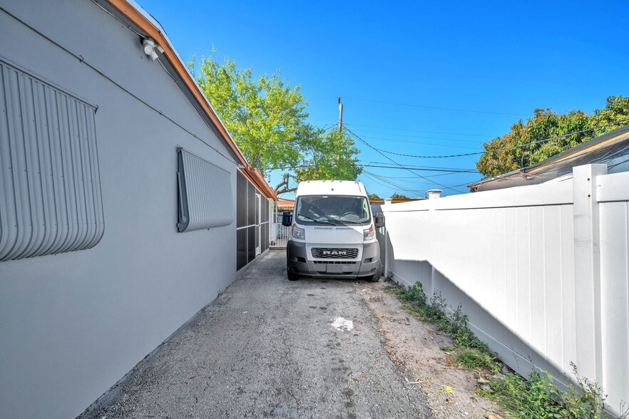 More Photos Of 7151 Taft St, Hollywood Office Residential For Sale