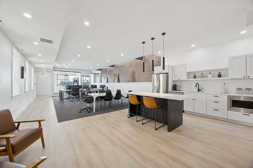 More Photos Of 1631-1633 Locust St, Philadelphia Office For Lease