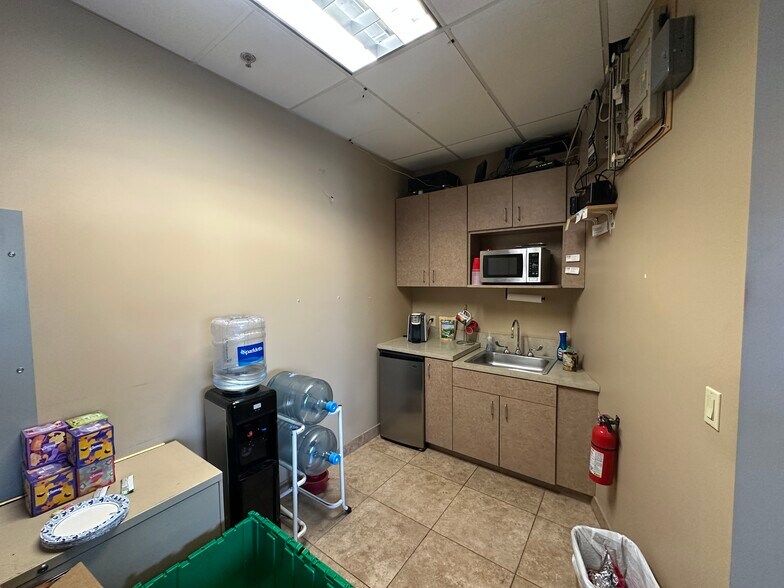 More Photos Of 5533 E Bell Rd, Scottsdale Office For Sale