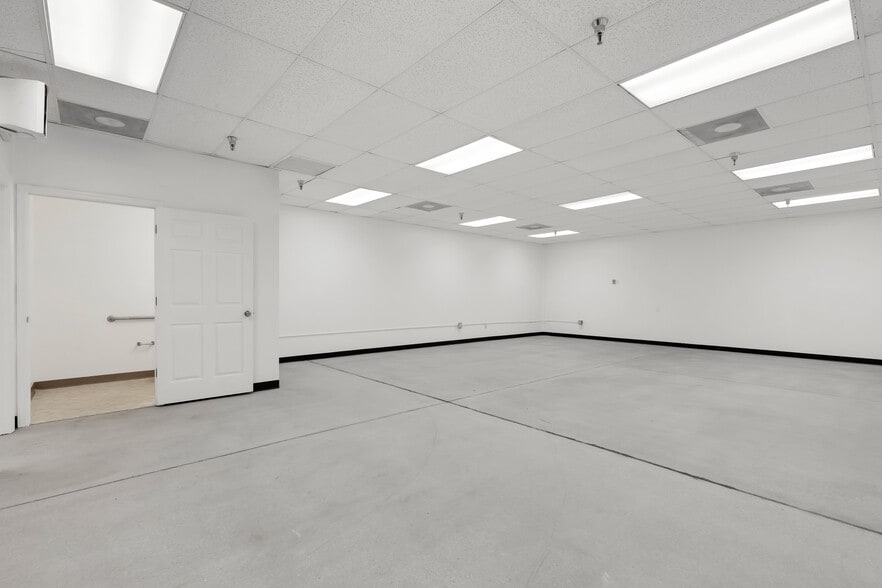 More Photos Of 1925-1963 Barber Rd, Sarasota Warehouse For Sale