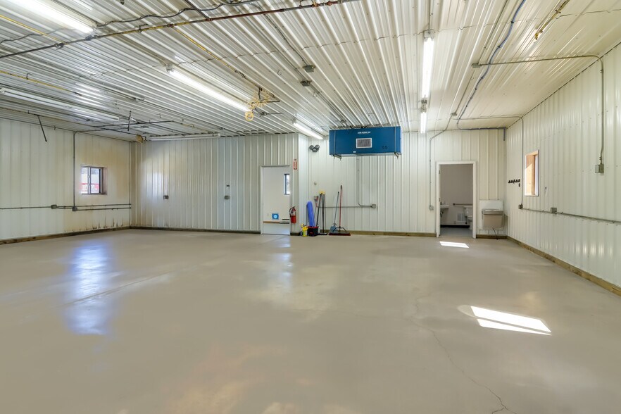 More Photos Of 125 S Industrial Dr, Buckley Distribution For Lease