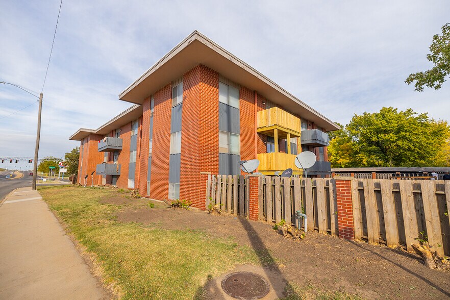 More Photos Of 2520 E Lincoln St, Wichita Apartments For Sale