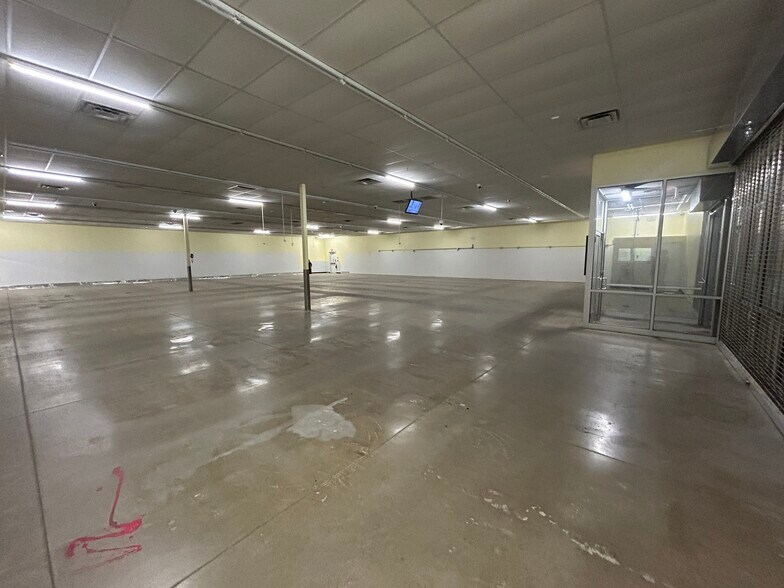 More Photos Of 2250 W Davison, Detroit Freestanding For Lease