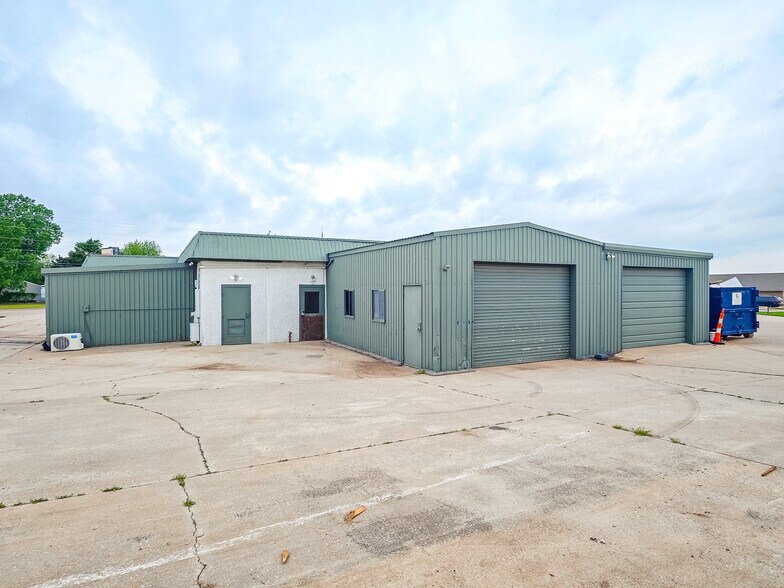 More Photos Of 401 S Ranchwood Blvd, Yukon Flex For Sale