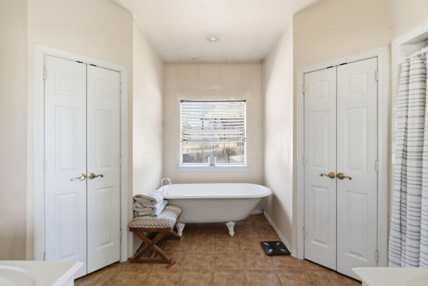 More Photos Of 1889 Greenwood Rd, Weatherford Office For Sale