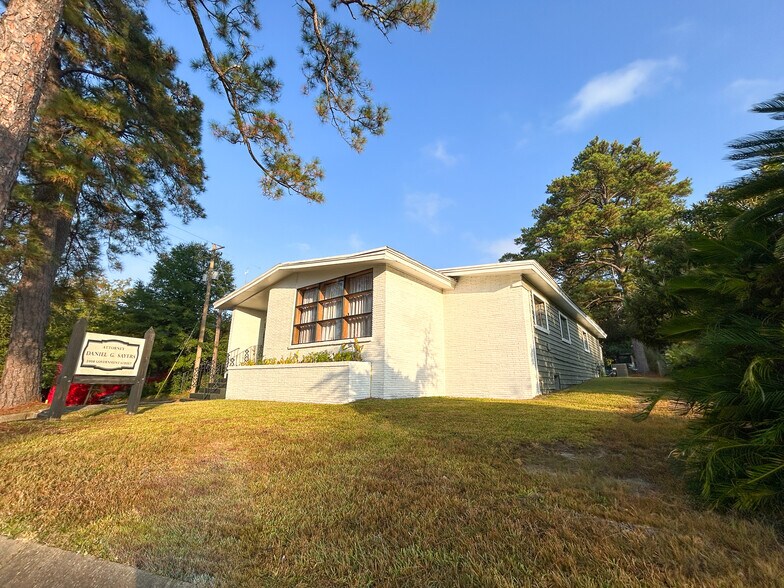 More Photos Of 2408 Government St, Mobile Office For Sale