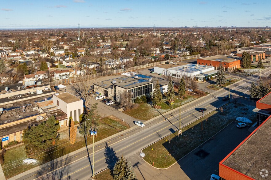 More Photos Of 271 Av Labrosse, Pointe-claire Flex For Lease