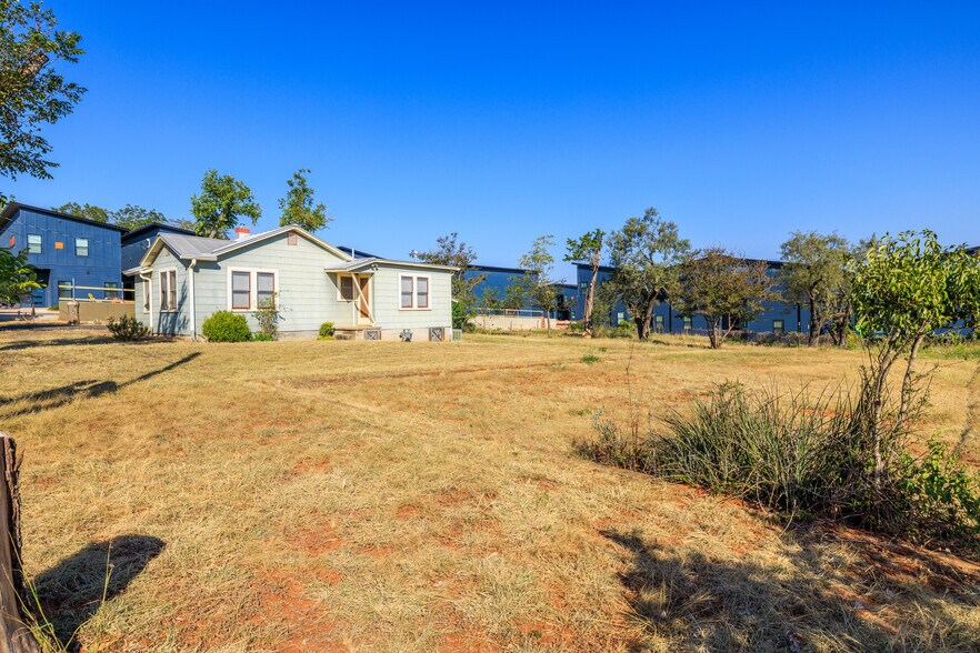 More Photos Of 616 W Live Oak St, Fredericksburg General Retail For Sale