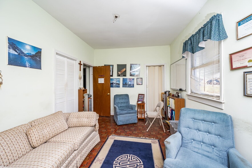 More Photos Of 211 N 5th Ave, Hopewell Office For Sale