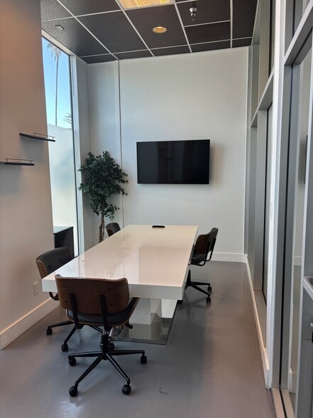 More Photos Of 14242 Ventura Blvd, Sherman Oaks Loft Creative Space For Lease