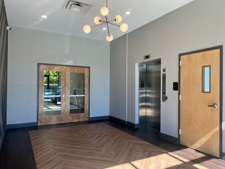 More Photos Of 800 Creek View Rd, Newark Office For Lease