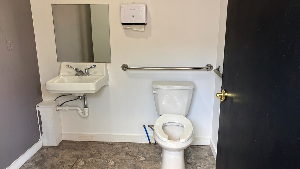 More Photos Of 84 Green St, Hudson Office For Lease