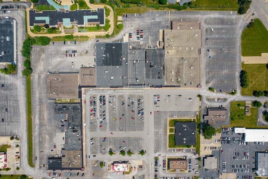 More Photos Of 902 W Kimberly Rd, Davenport General Retail For Sale