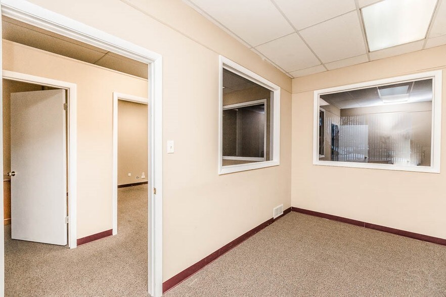 More Photos Of 4640-4650 Oakton St, Skokie Storefront For Lease